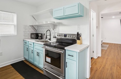Milneburg House | Vibrant and Cozy One-Bedroom Home