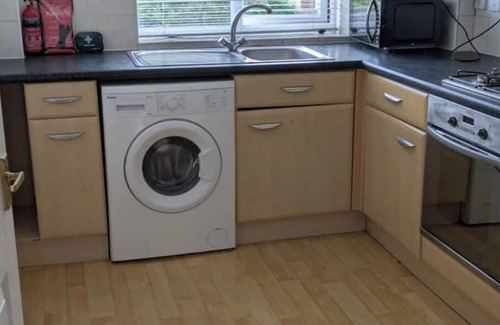 Baguley Apartment | Vibrant flat with lots of amenities near to Manchester Airport