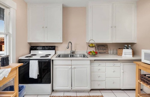 Capitol Hill Apartment | Vibrant Lake View Seattle Apartment w/Balcony