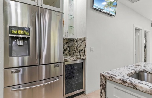 Grandview Heights House | Vibrant Oasis W/Heated Pool - 3 Units N/Downtown