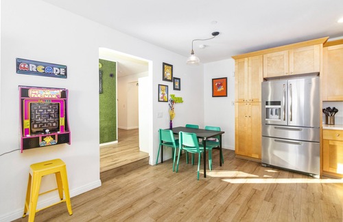 Redlands House | Vibrant Redlands Home 1 Block to Univ,12min to NOS, Fire Pit, BBQ, Near Downtown