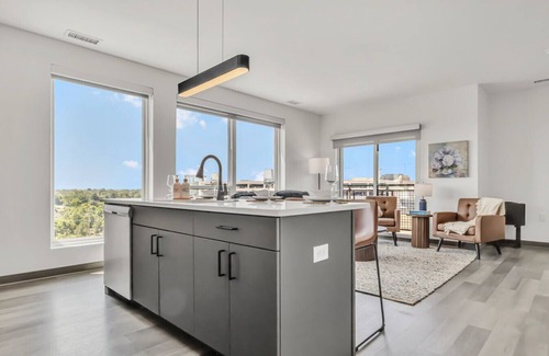University Circle Apartment | Vibrant & Sunny 2BR | Cleveland Clinic