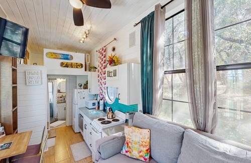 Canyon Lake House | Vibrant Tiny Home with High-Speed WiFi, Full Kitchen, and Expansive Outdoor Area