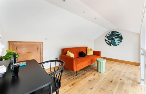 East Walworth Apartment | Vibrant Urban Escape, Family Friendly - Sleeps 7!