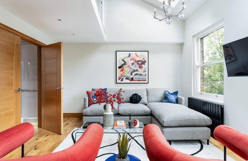 East Walworth Apartment | Vibrant Urban Escape, Family Friendly - Sleeps 7!