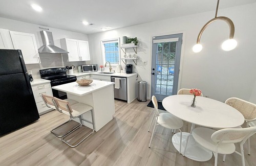 North Raleigh House | Vibrant Villa Green - 2 King Beds Pets Park Nearby