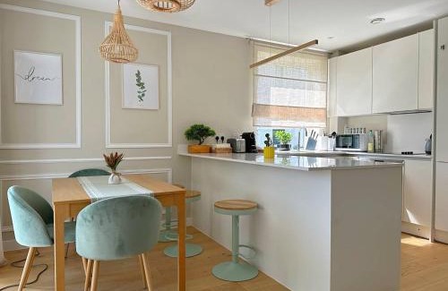 Uxbridge North Apartment | Vick's house with parking and EV chrgr