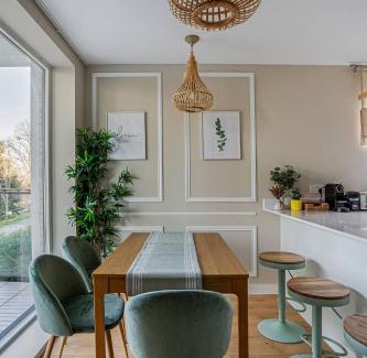 Uxbridge North Apartment | Vick's house with parking and EV chrgr