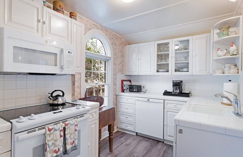 Seabright House | Vicky by the Sea – Ocean Views in Seabright | Pet-Friendly | Monthly Rental Available