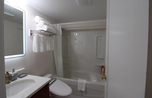 Gorge -Tillicum Area House | Victoria Gorge Waterway Vacation Home