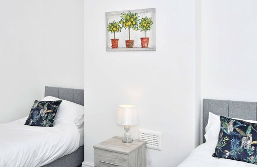 Stoke-on-Trent House | Victoria Place, a lovely 2 bedroom property ideal for contractors or famillies