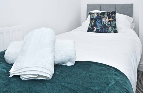 Stoke-on-Trent House | Victoria Place, a lovely 2 bedroom property ideal for contractors or famillies