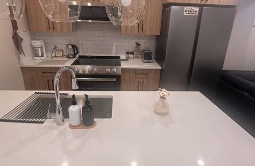 Victoria House | Victoria's Oceanside Family Retreat 2br new nbsmt, 15 walking min to the beach