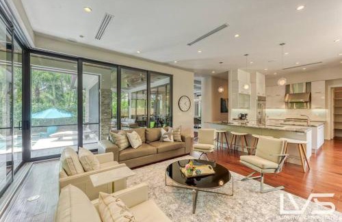 Victoria Park House | Victoria Villa - Walk to Las Olas - 4 Bed 4 Bath