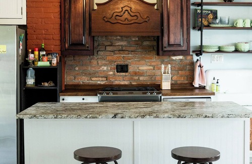 Lexington House | Victorian Charm~Walk to downtown~Visit nearby wineries and farm stands this fall