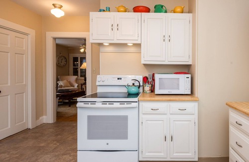 Ipswich Apartment | Victorian Getaway Close to Beach, Downtown and Train!