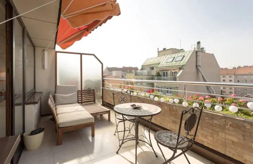 Favoriten Apartment | Vienna Christmas Market Rooftop Dollhouse 4 Couple