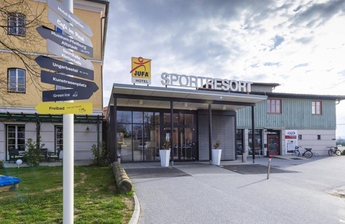 Fuerstenfeld House | Vierbettzimmer mit Dusche, WC - Jufa Hotel Fürstenfeld