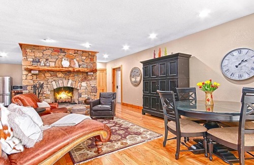 Skyland House | View! Stunning 2 Kng, 2 Qn, 3 Bth/2 Hlf, 2 Gas Fireplaces, Fire Pit, Gas Grill
