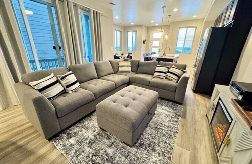 Commerce City House | Views and Adventure Awaits - Beautiful Townhome near Denver Int'l Airport