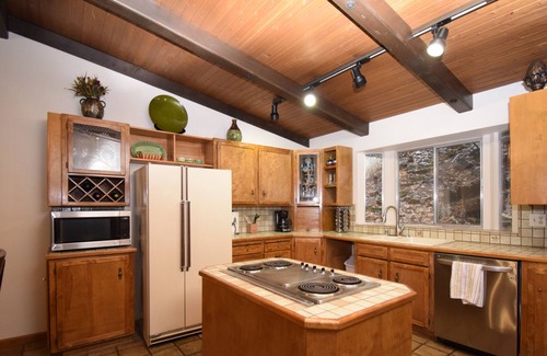 Lakehead House | Views of Shasta Lake and within walking distance to Sugarloaf Marina