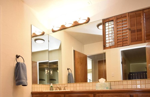 Lakehead House | Views of Shasta Lake and within walking distance to Sugarloaf Marina