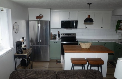 Rawlins Apartment | Views of the Rawlins Uplifts and Snowy Mtn. Range with all the comforts of home