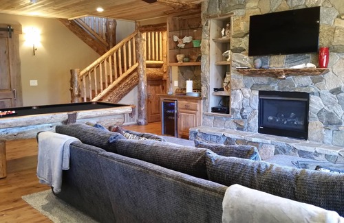 Upper Moonridge Cabin | Views! Space! Featured on CBS Staycation Luxury Big Bear Pool Table & Theater