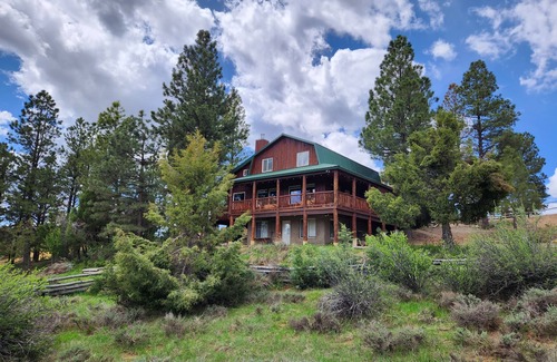Long Valley Junction Cabin | Views! Spacious Cabin central to Bryce & Zion National Park!