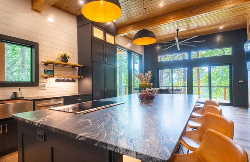 Helen House | Viking Hilltop Suite- Troll Treehouse-Walk to Town