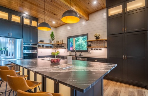 Helen House | Viking Hilltop Suite- Troll Treehouse-Walk to Town