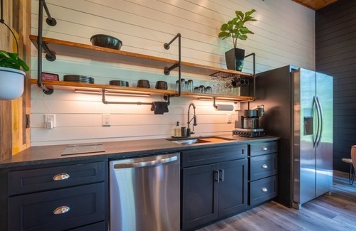 Helen Apartment | Viking Hilltop Suites-Sunset Suite- Walk to Town