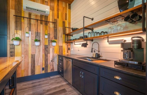 Helen Apartment | Viking Hilltop Suites-Sunset Suite- Walk to Town