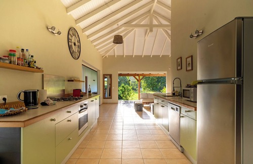 Capesterre-de-Marie-Galante Villa | Villa Jacaranda with a swimming pool overlooking the sea and spacious rooms