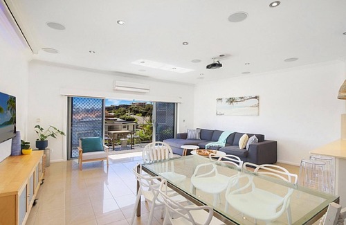 Terrigal House | VILA AZUL | Short walk to beach , WIFI | Accom Holidays