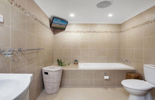 Terrigal House | VILA AZUL | Short walk to beach , WIFI | Accom Holidays