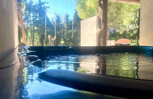 Trebes Villa | Villa 110m2, 7 pers, Jacuzzi , 3 chambres, terrain clos et arboré 2500m2