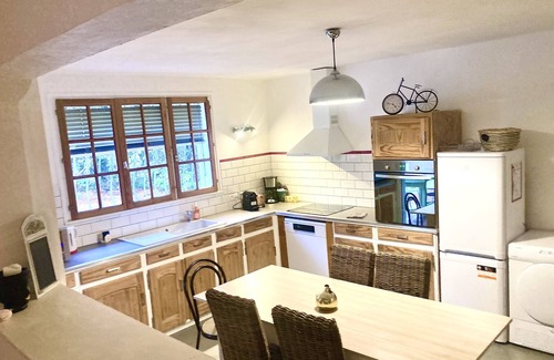 Trebes Villa | Villa 110m2 Jacuzzi, 7 Sleeps, 3 Bedrooms, enclosed garden 2500M2