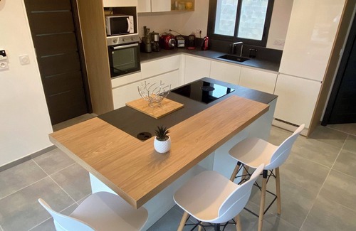 Cleder Villa | Villa 160 m2, 8 persons, seaside, 4 bedrooms, dc PMR animals ok, enclosed garden