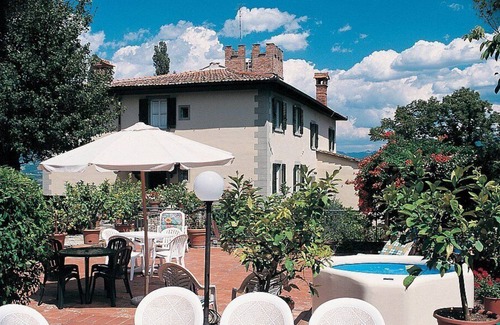 Sagginale Villa | Villa Alfiere, fully refundable with voucher*: A splendid three-story villa situated in a secluded location surrounded by meadows and by green hills, with Free WI-FI.