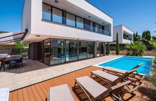 Banjol Villa | Villa Alpha & Omega