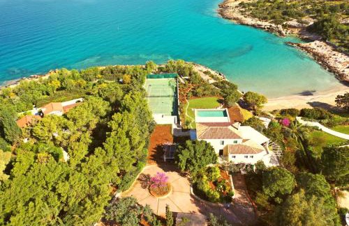 Kilada Villa | Villa Aria - Luxury Beachfront Villa with Pool and Tennis Court