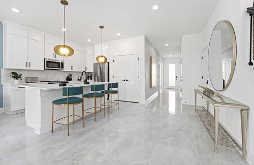 Florida Center House | Villa Aurelia | Dream Villa Near Parks w Upscale Suites, Full Kitchen & PVT Pool