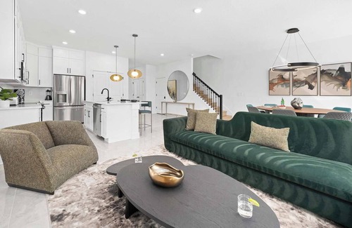 Florida Center House | Villa Aurelia | Dream Villa Near Parks w Upscale Suites, Full Kitchen & PVT Pool