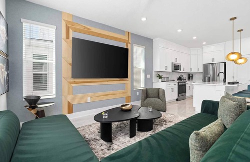 Florida Center House | Villa Aurelia | Dream Villa Near Parks w Upscale Suites, Full Kitchen & PVT Pool