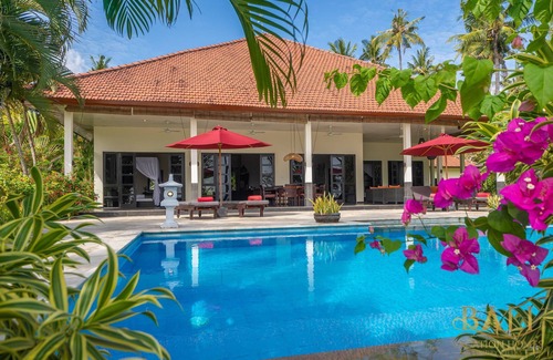 Kalisada Villa | Villa Burung - Breathtaking oceanfront, infinity pool 3BR