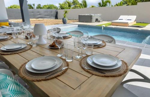 Damencourt Villa | Villa CANELLE FWI 4 Étoiles piscine jacuzzi beach surf
