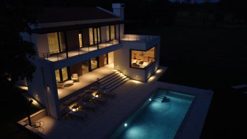 Heki Villa | Villa Castanea s bazenom, jacuzzijem, saunom te ograđenom okućnicom