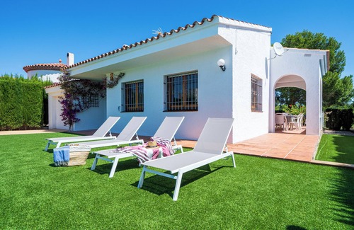 Les Tres Cales Villa | Villa 'Chalet a Pie Cala Forn con Piscina' with Private Pool, Terrace & Wi-Fi