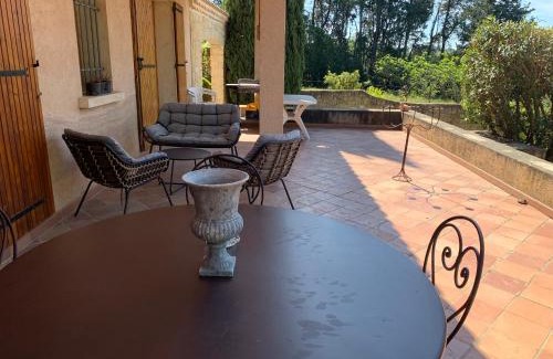 Loriol-du-Comtat Villa | Villa CHATEAU SAINTE BARBE